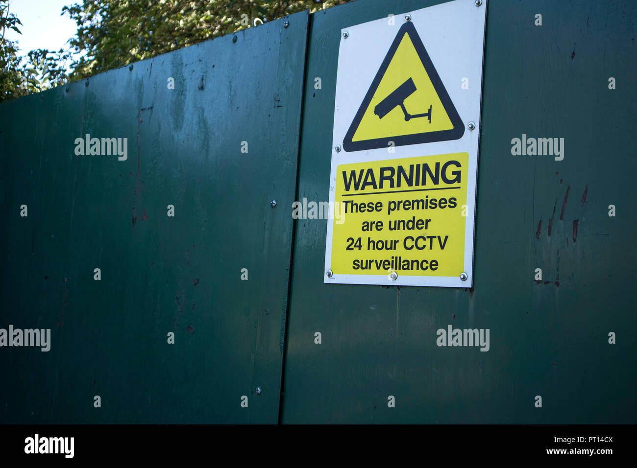 Warnschild: Diese Räumlichkeiten sind unter 24 Stunden Überwachung Stockfoto