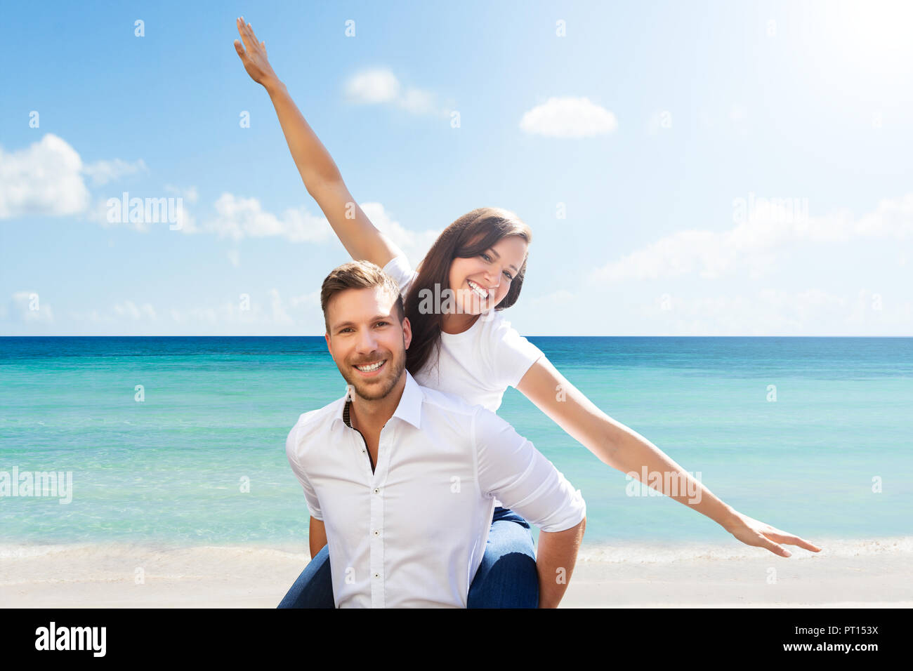 Porträt einer schönen jungen Paar beim sonnigen Tag am Strand Stockfoto