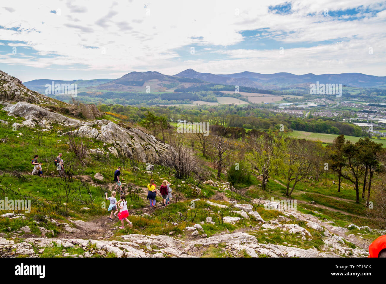 Menschen klettern Bray Head Wicklow Irland, Gesundheit Wohlbefinden Konzept, Konzept, Geographie Stockfoto