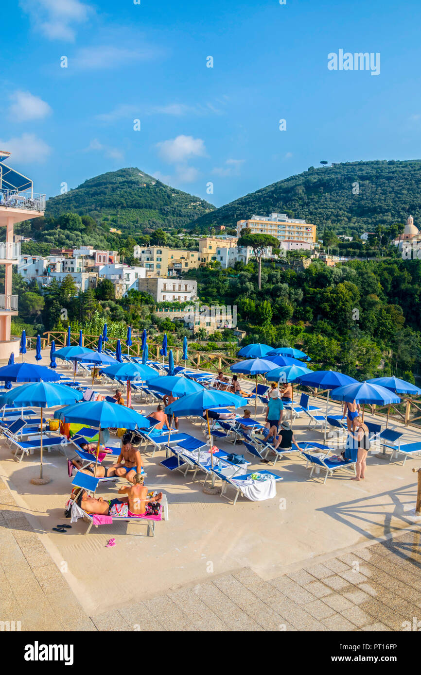 Hotel Pool Sonnenliegen Sonnenschirme, Hügel, Berg im Hintergrund, Sorrent, Amalfi, Kampanien, Italien, Ferienhaus, Ferienhäuser, beste Leben Stockfoto