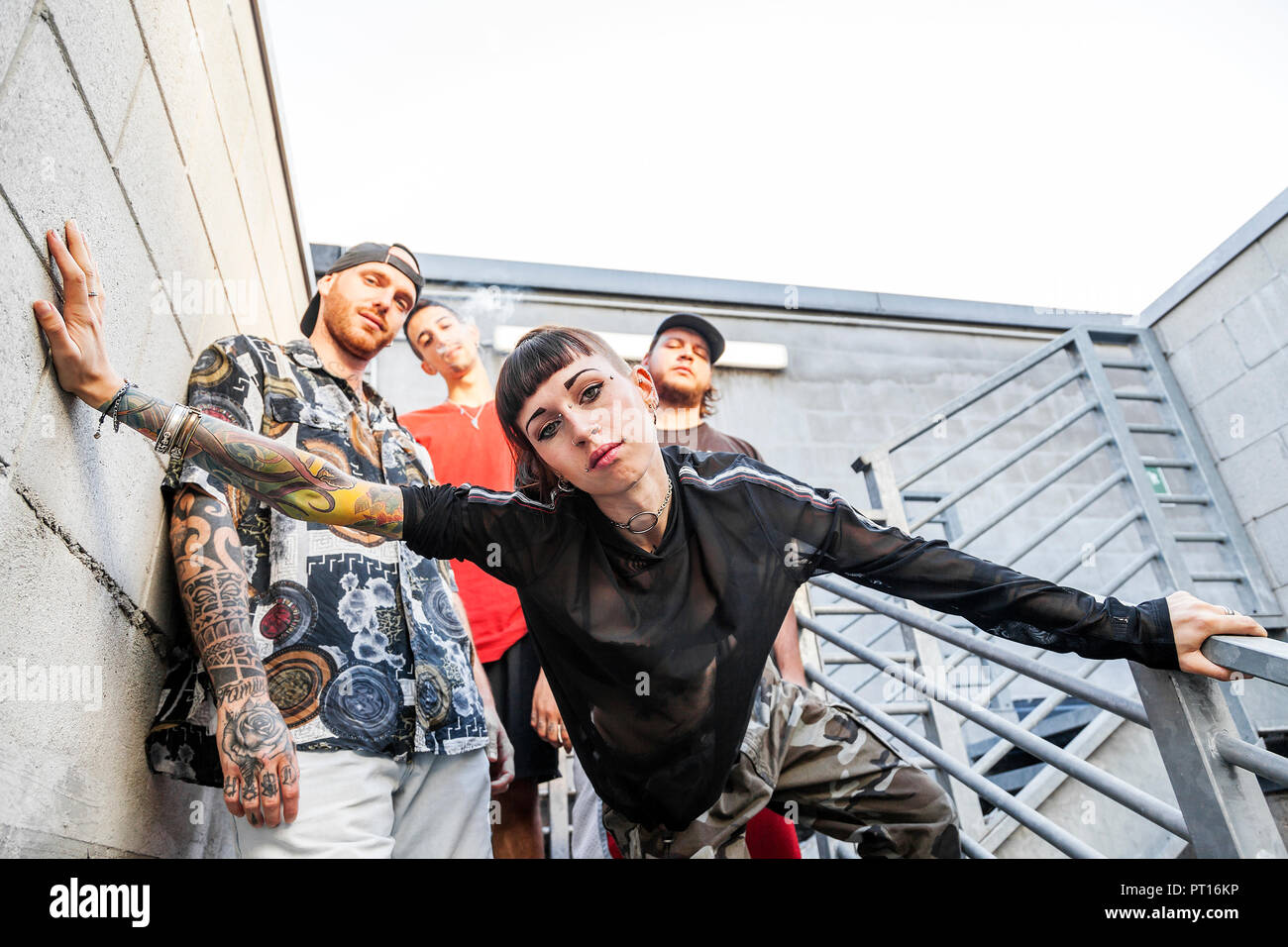 Gruppe von jungen Rapper auf dem Metall Treppe von einem verlassenen Gebäude posing Stockfoto