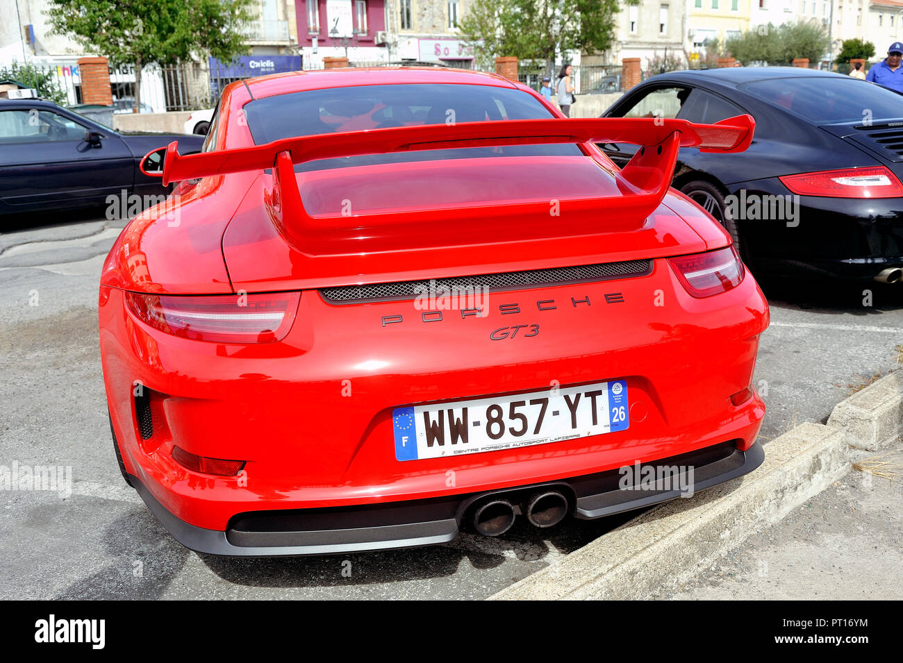Heck des Porsche GT3 roten Sportwagen auf einem Parkplatz in der Stadt der Biere im Departement Gard Stockfoto