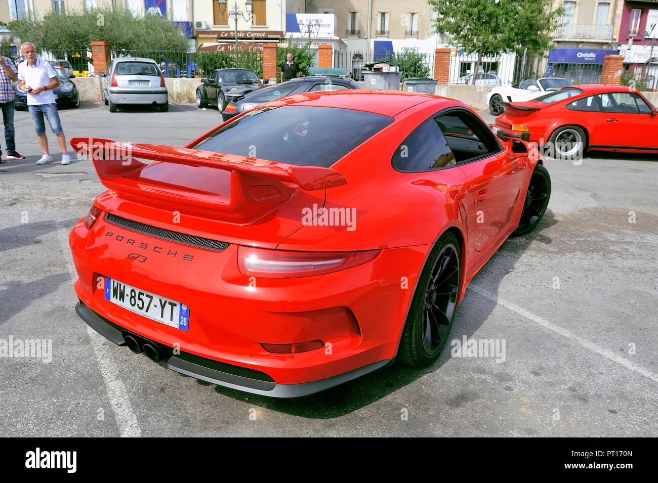 Heck des Porsche GT3 roten Sportwagen auf einem Parkplatz in der Stadt der Biere im Departement Gard Stockfoto