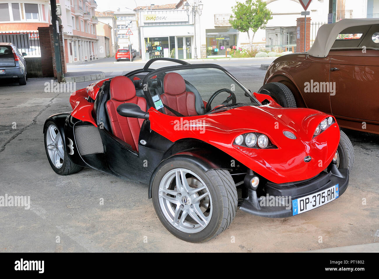 Eine rote Firma Secma sport Wagen auf einem Parkplatz in der Stadt der Biere im Departement Gard Stockfoto