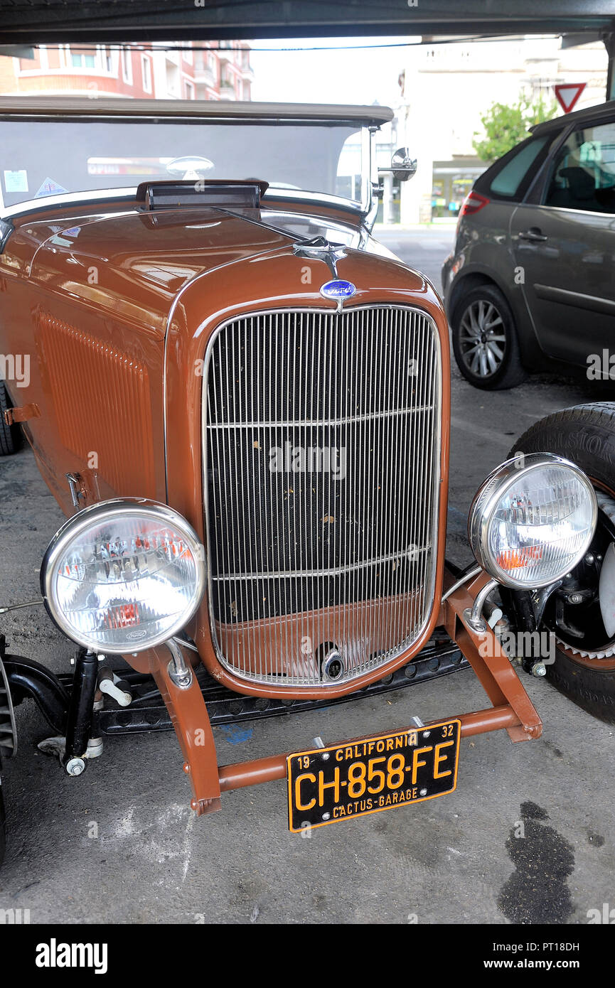 Hotrod Ford 1936 mit einem V8-Motor auf einem Parkplatz der Stadt Biere im Departement Gard Stockfoto