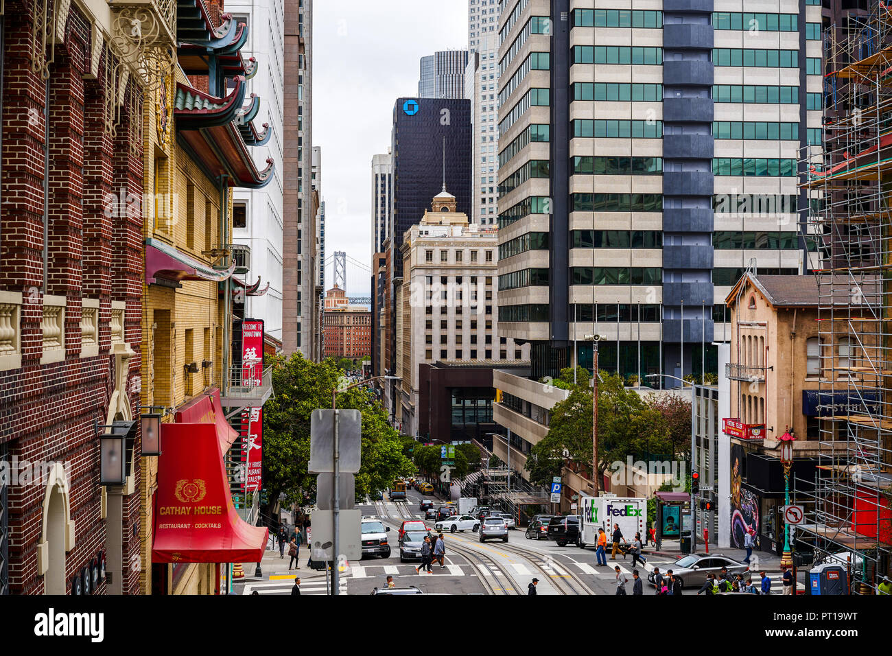 SAN FRANCISCO, Kalifornien, USA - 14. MAI 2018: Die historische Straße der Stadt, die Straße zum Damm von Chinatown und Market Street Stockfoto