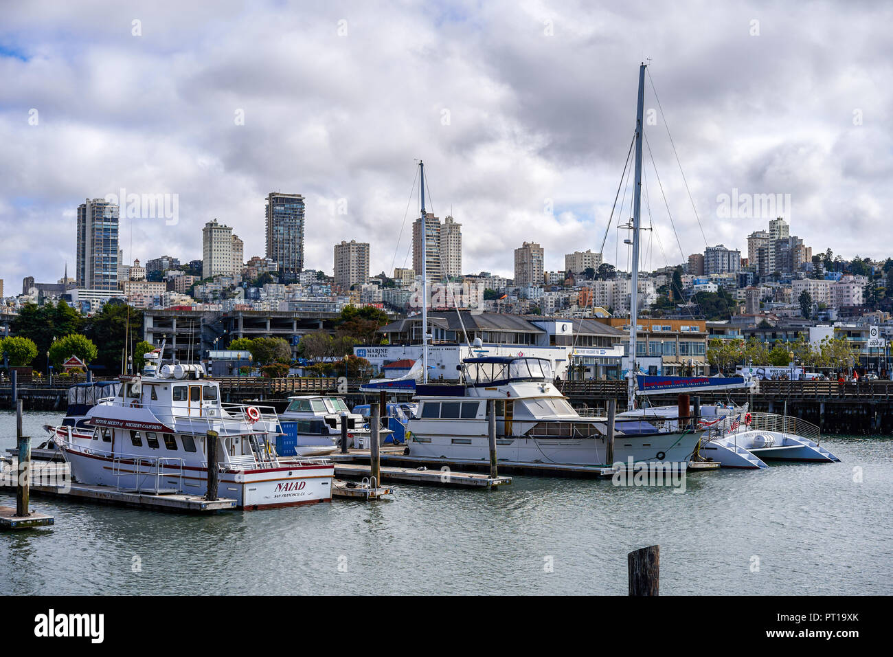 SAN FRANCISCO, Kalifornien, USA - 15. MAI 2018: die Yachten auf dem city Pier und Blick auf städtischen Gebäuden Stockfoto