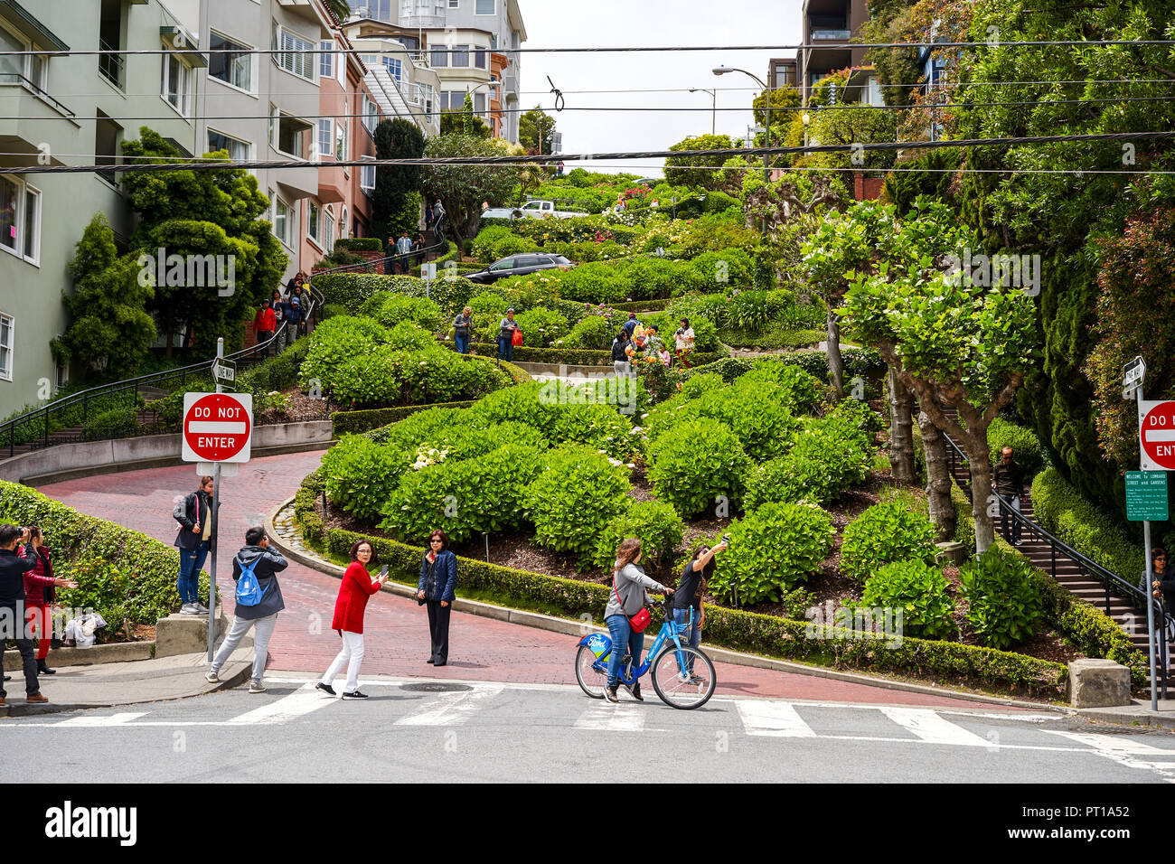 SAN FRANCISCO, Kalifornien, USA - 15. MAI 2018: Russian Hill, Straße Serpentine auf der Lombard Street Stockfoto