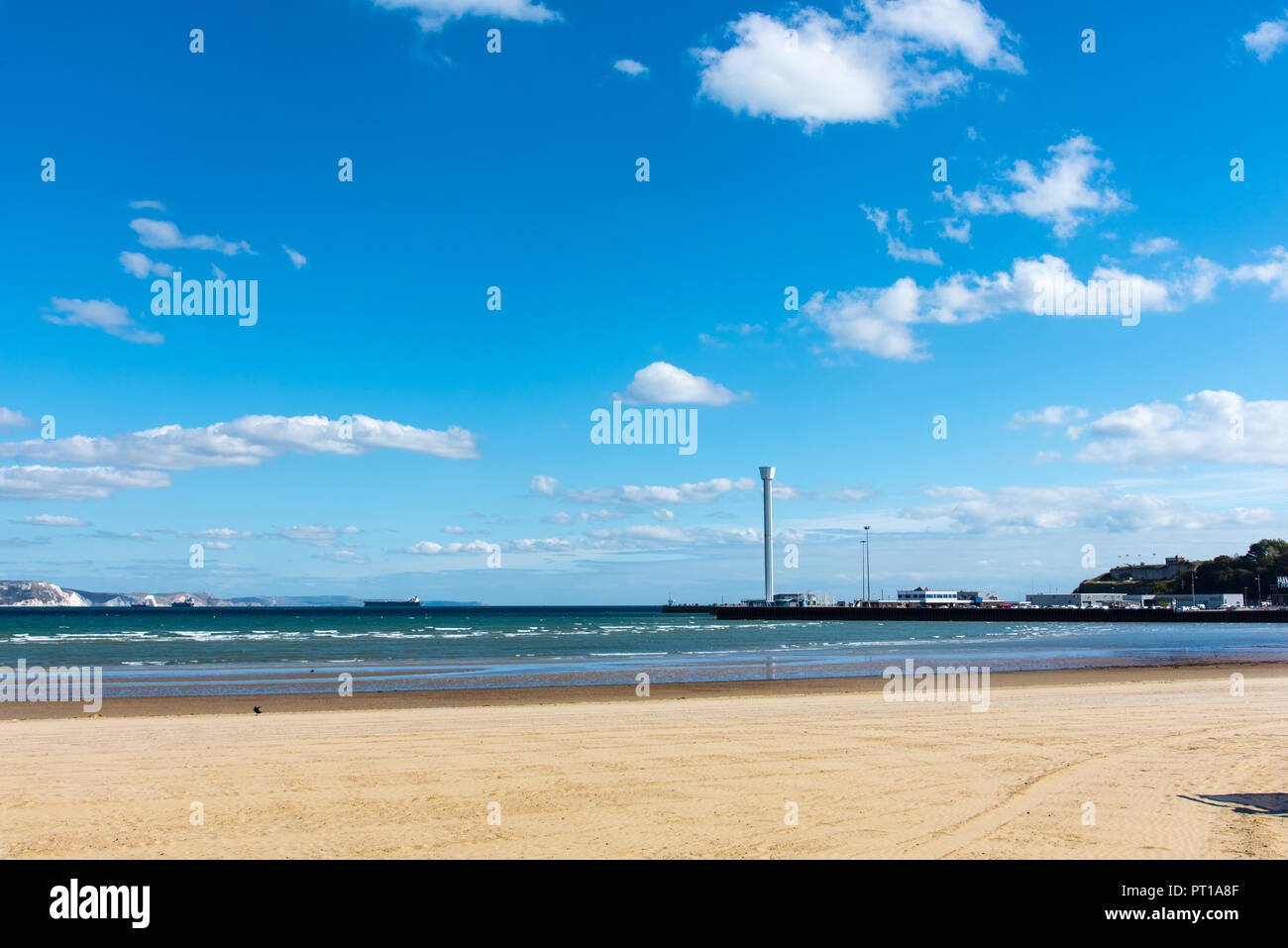 Dorchester, Dorset, Großbritannien - 28 Sep 2018: der Strand und die Jurassic Skyline Tower, die für die olympischen Segelwettbewerbe in der Stadt gebaut wurde. Stockfoto