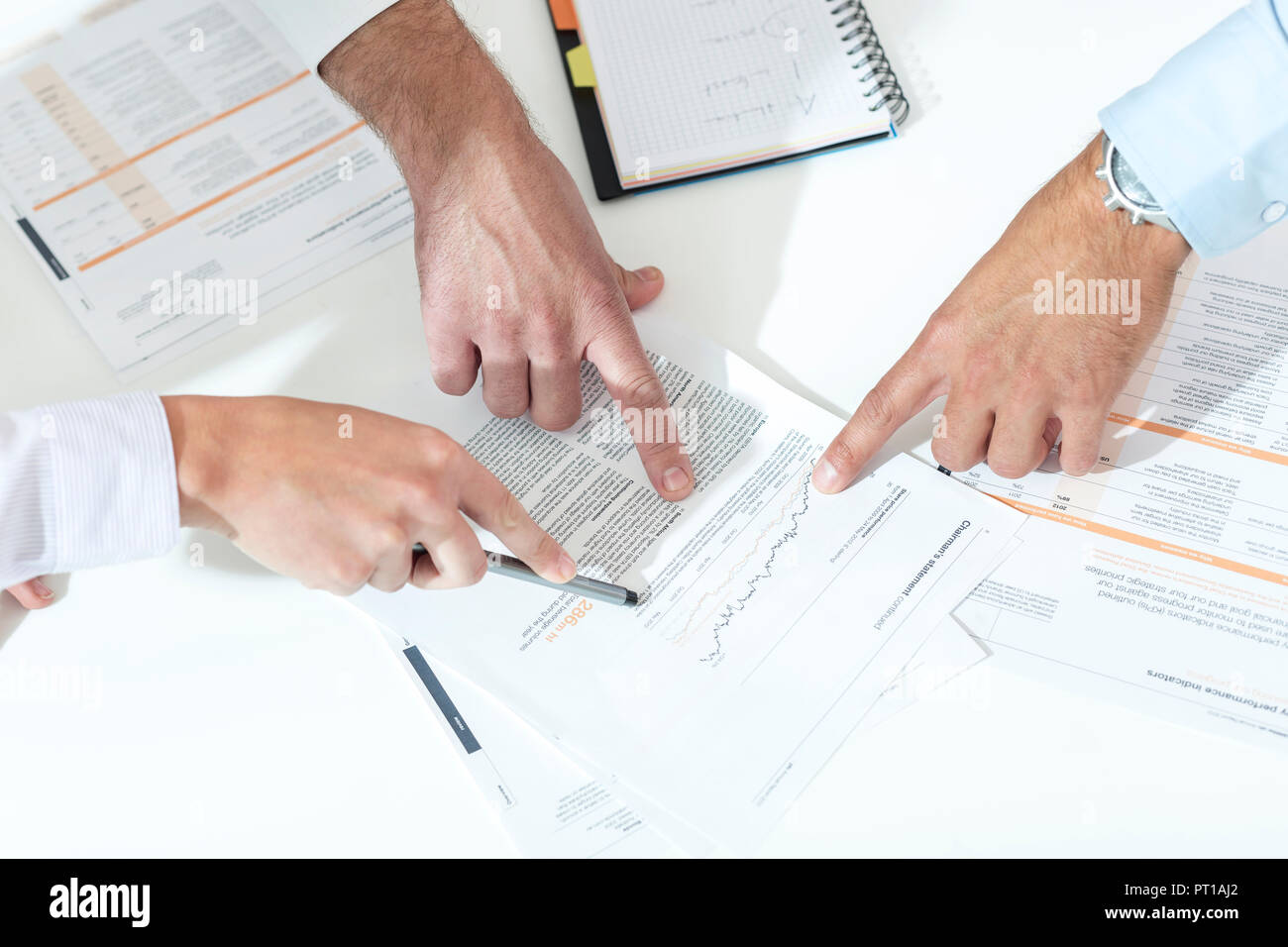 Polen, Warzawa, drei Hände von Geschäftsleuten auf Papier zeigen Stockfoto