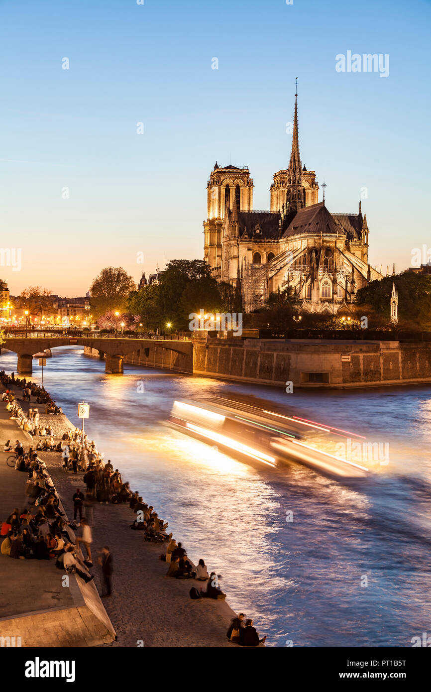 Frankreich, Paris, touristische Bootsfahrt auf der Seine mit Notre Dame Kathedrale im Hintergrund Stockfoto