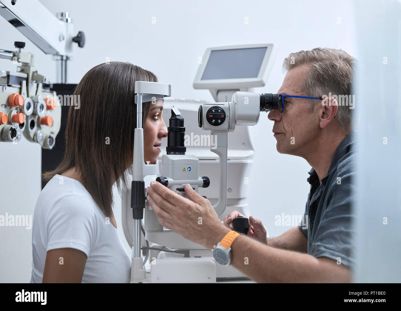 Optiker Prüfung der jungen Frau Auge Stockfoto