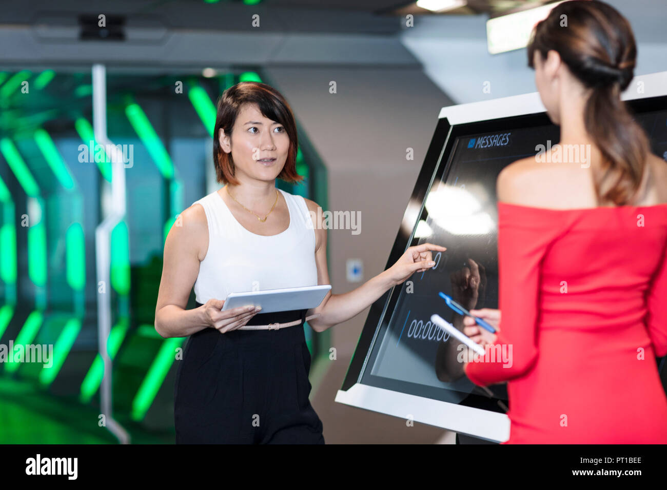 Geschäft Leute diskutieren in futuristischen Büro Stockfoto