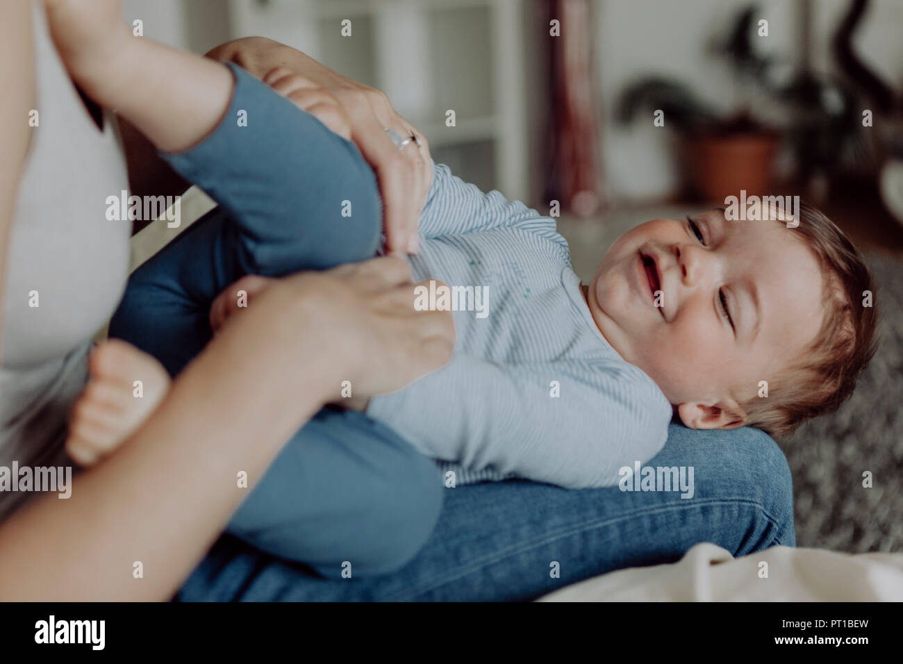 Mutter kuscheln mit ihrem Baby Sohn Stockfoto