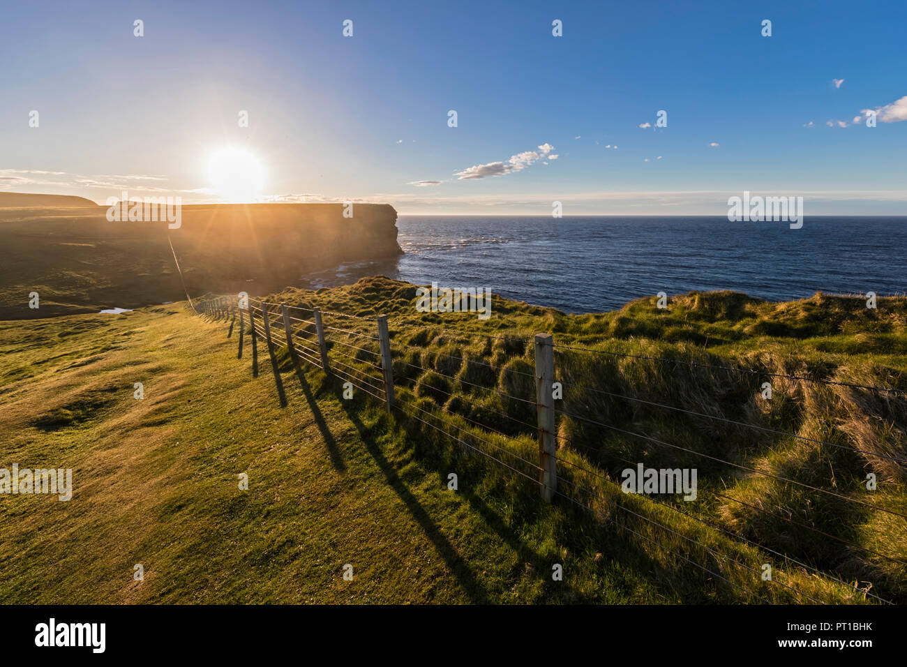 Großbritannien, Schottland, Caithness, Küste von Duncansby Head bei Sonnenuntergang Stockfoto