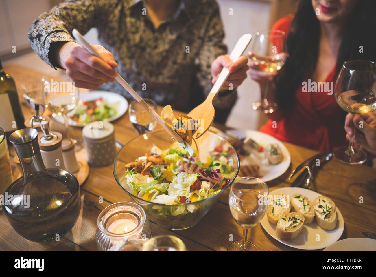 Man Salat zum Abendessen mit Familie und Freunden steht für: Stockfoto