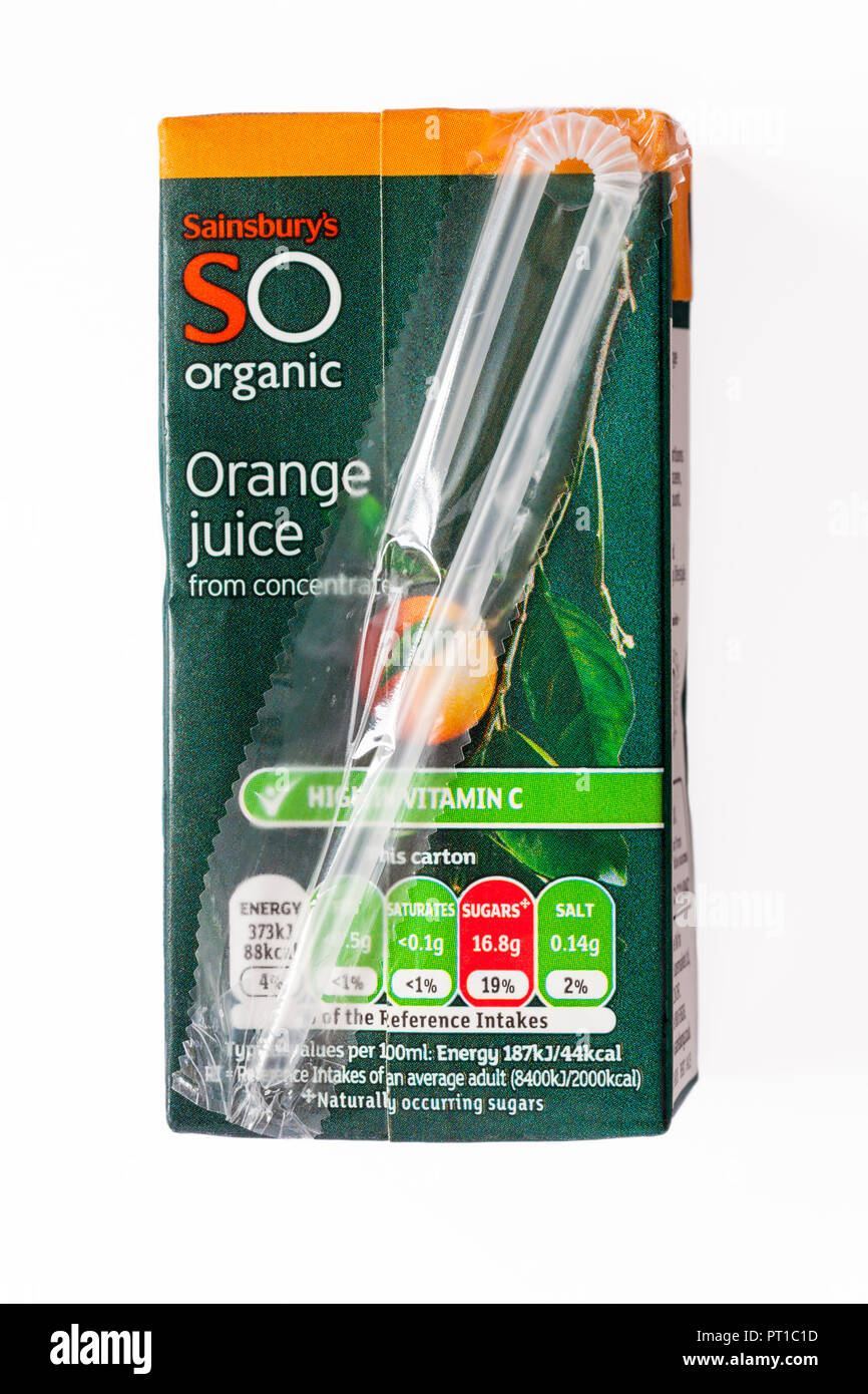 Faltschachtel mit Sainsburys so Bio Orangensaft aus Konzentrat Getränk mit Stroh auf weißem Hintergrund Stockfoto