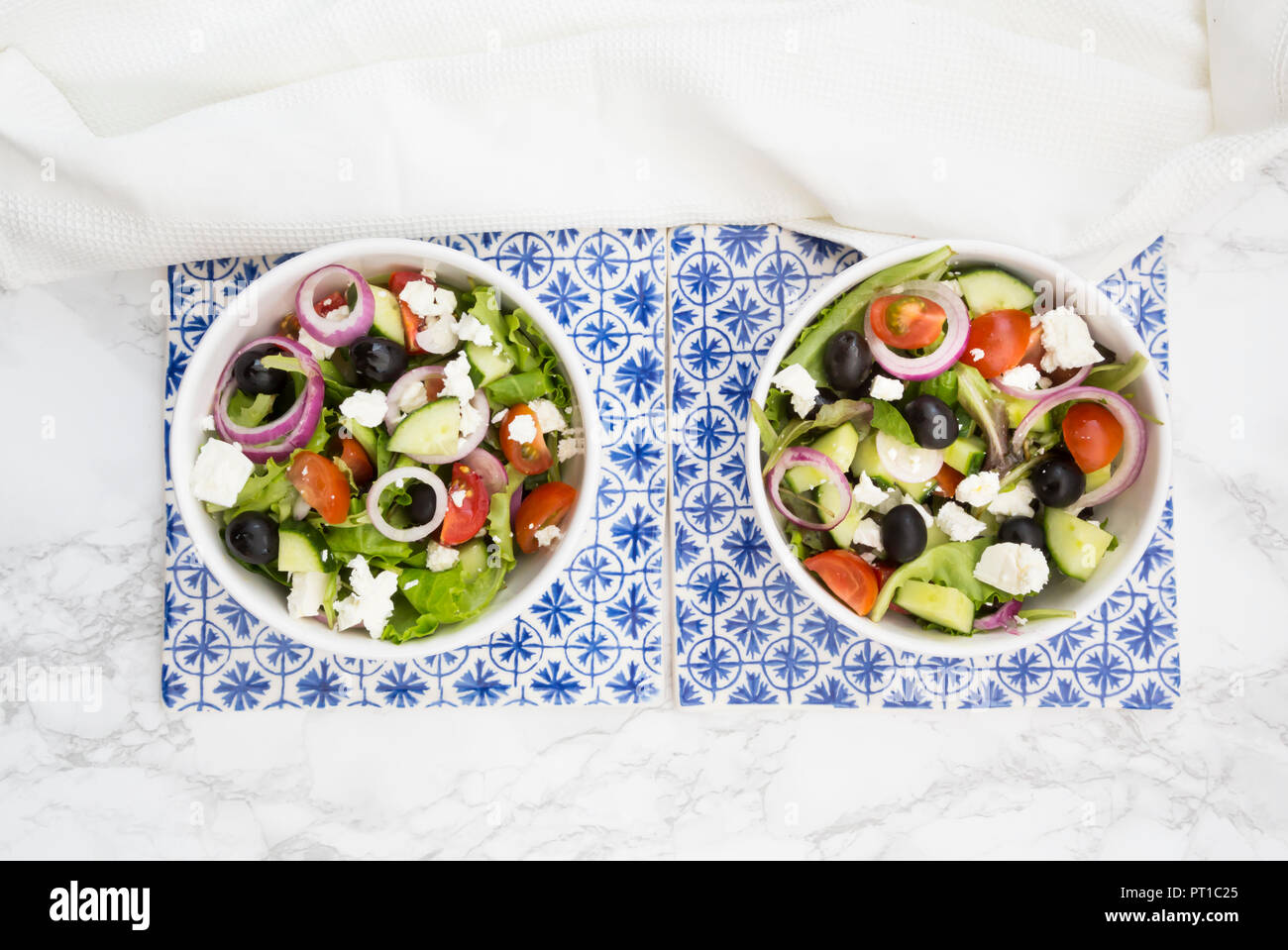 Zwei Schalen mit Griechischer Salat Stockfoto