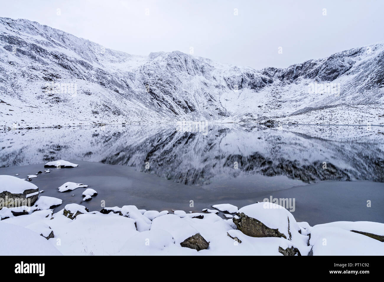 Ansicht im Schnee Blick nach Süden über Llyn Idwal in Richtung der Klippen unten Glyder Fawr und die Teufel Küche Snowdonia National Park North Wales UK Stockfoto