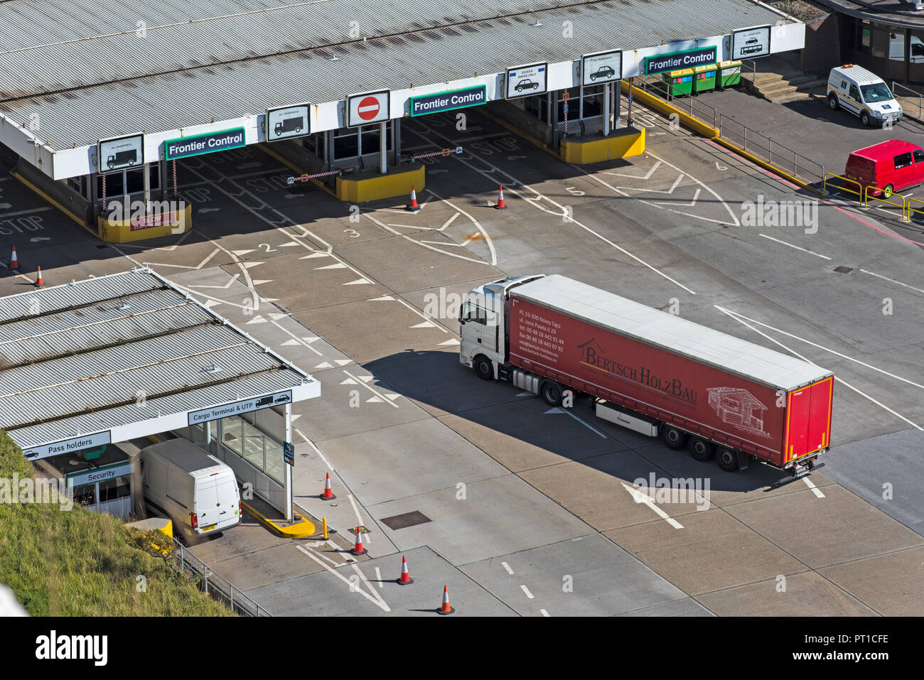 DOVER, Großbritannien - 25 Sep 2018: ein polnischer Lkw Ansätze Grenzkontrolle in Dover Hafen. Stockfoto