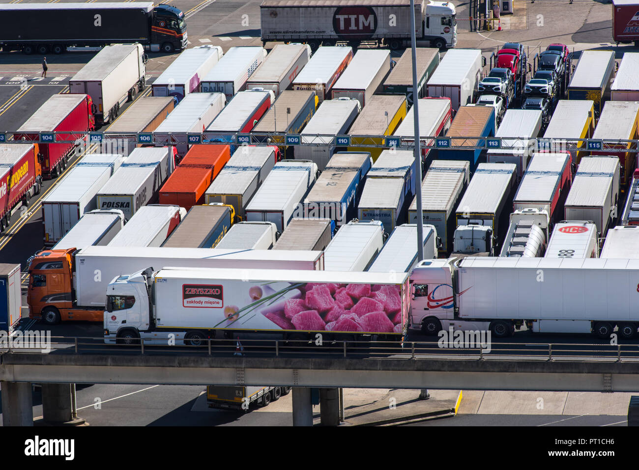 DOVER, Großbritannien - 25 Sep 2018: LKW-Warteschlange nach der Ankunft in Dover aus Frankreich. Andere warten hinter der nächsten Kreuzung. Stockfoto