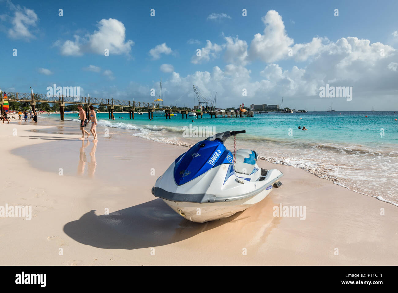 Bridgetown, Barbados - Dezember 18, 2016: Jet Ski auf dem Brownes Strand am sonnigen Tag in Bridgetown, Barbados, West Indies, Karibik, Zentral- und Südamerika. Stockfoto