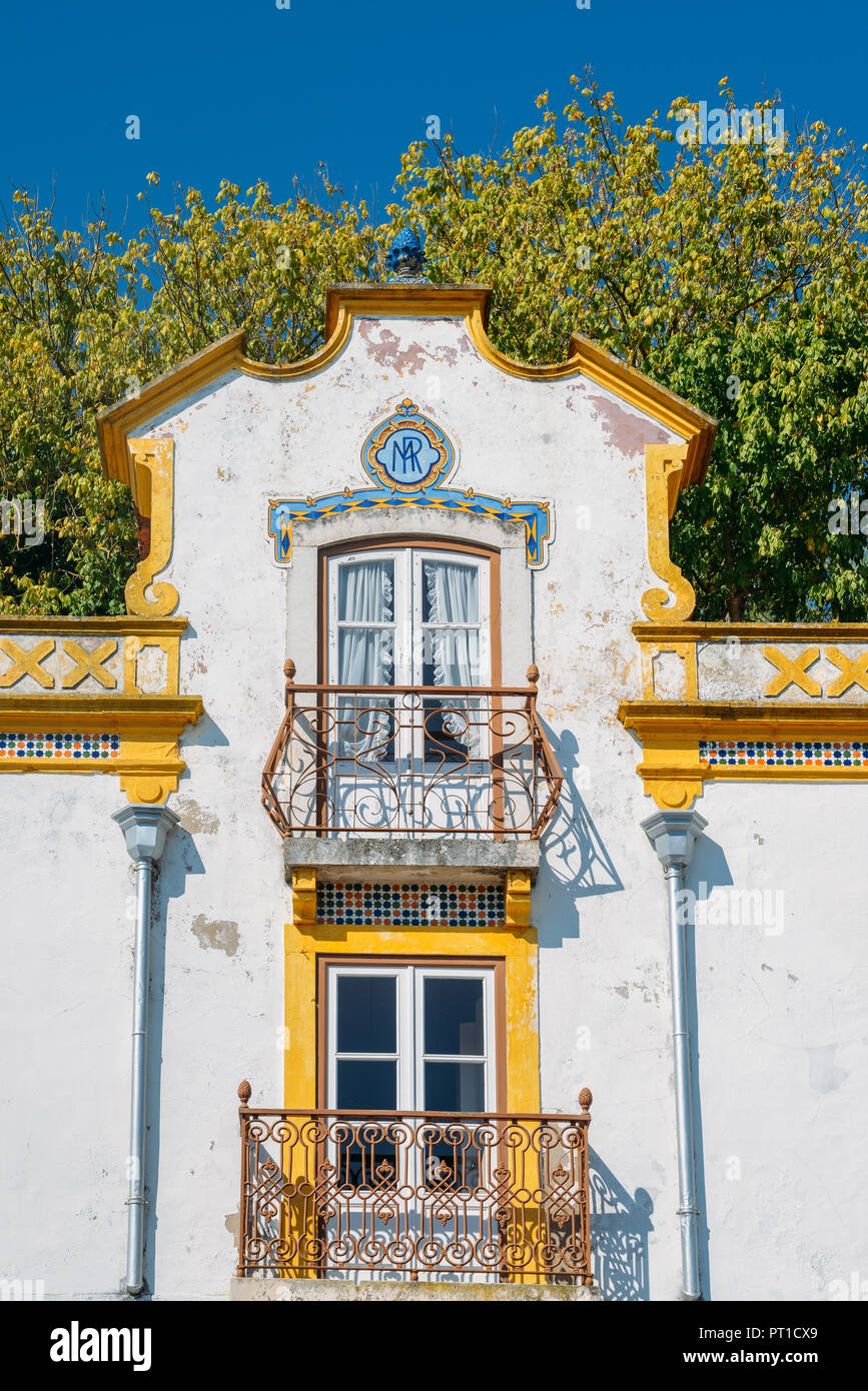Portugal, Lissabon. Malerische, mittelalterliche Städtchen Obidos. Typische Haus aus dem 18. Jahrhundert. Obidos ist ein ausgezeichnetes Beispiel für die Erhaltung und nachhaltige Tou Stockfoto