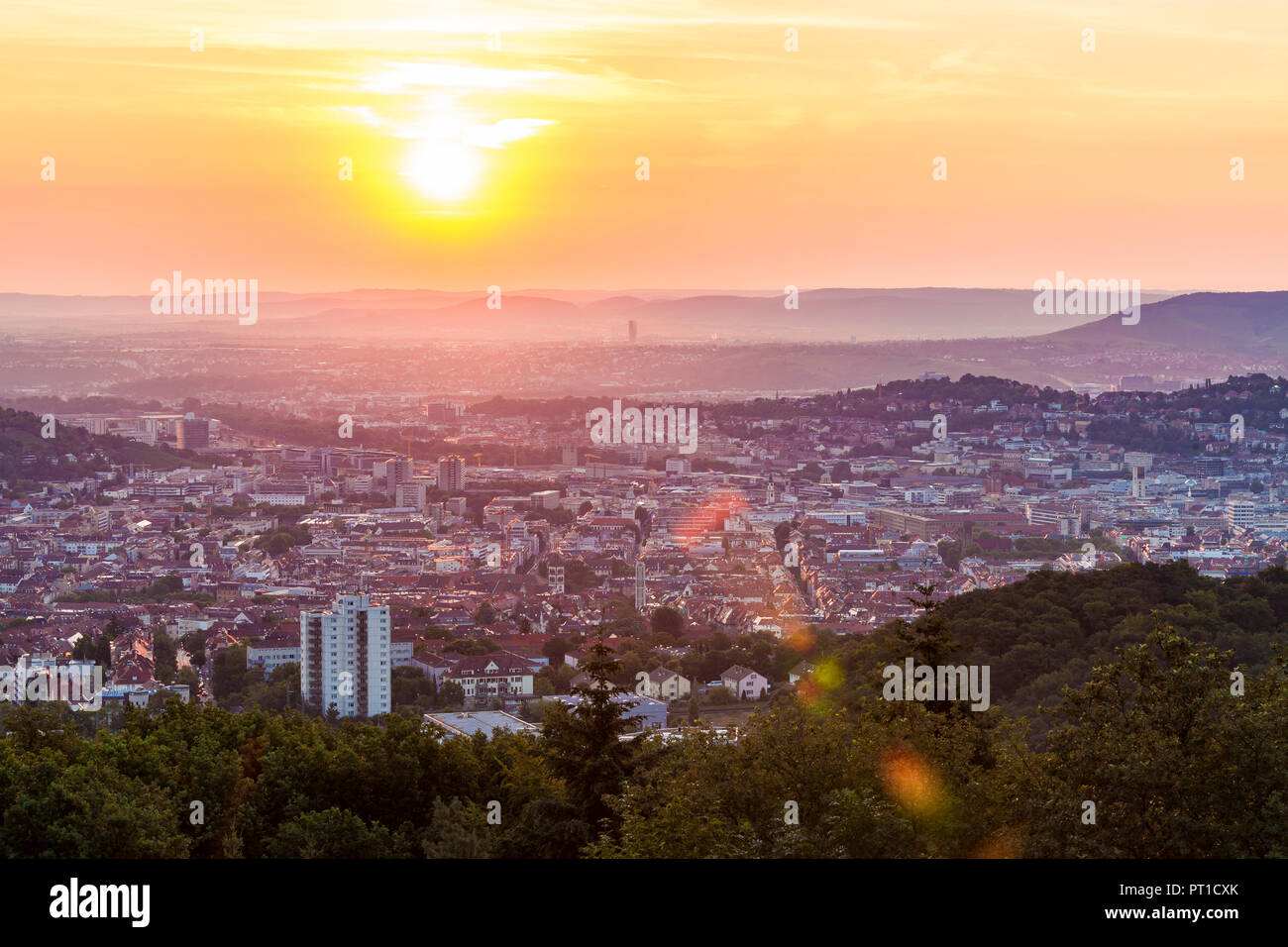 Deutschland, Baden-Württemberg, Stadtbild von Stuttgart bei Sonnenaufgang, Ansicht vom Birkenkopf Stockfoto