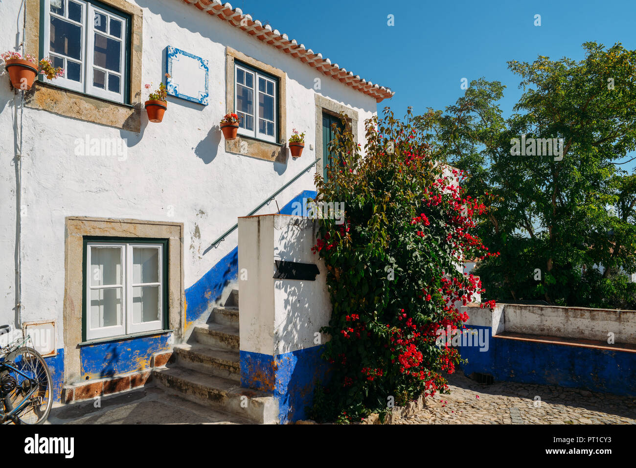 Traditionellen, weiß getünchten Haus innerhalb der alten befestigten Dorf Obidos, Oeste Leiria District, Portugal, Europa Stockfoto