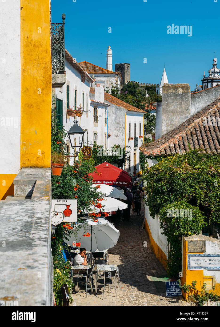 Obidos, Portugal - Sept 25, 2018: Touristen und Geschäfte in den typischen Gassen des alten befestigten Dorf Obidos, Oeste Leiria District, Portugal Stockfoto