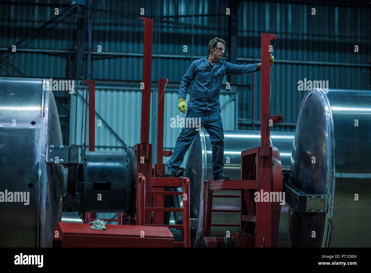 Arbeitnehmer in Stahlwerk Stockfoto