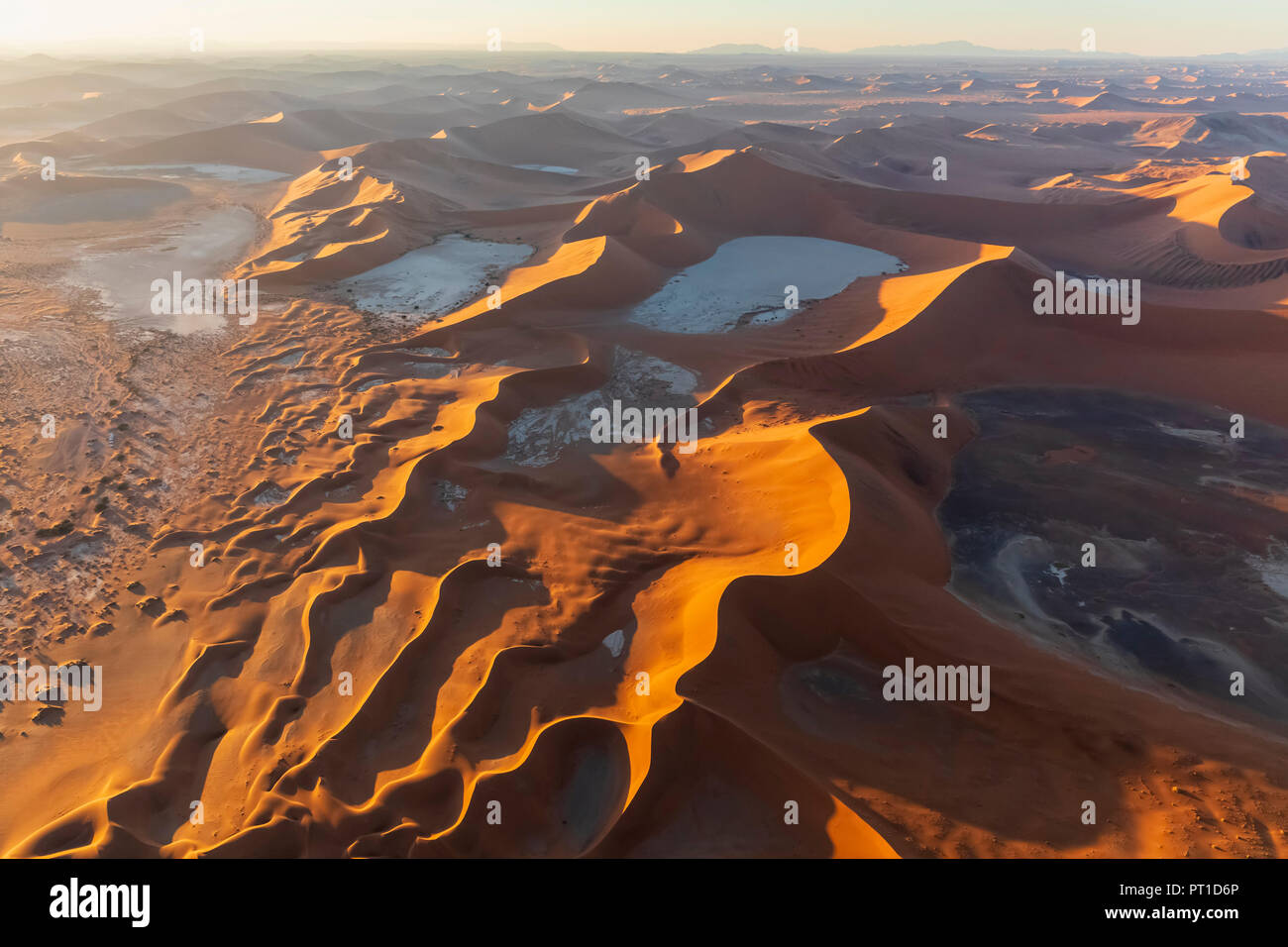 Afrika, Namibia, die Wüste Namib, Namib-Naukluft-Nationalpark, Luftaufnahme von Dünen der Wüste, Dead Vlei und 'Big Daddy' im Morgenlicht Stockfoto