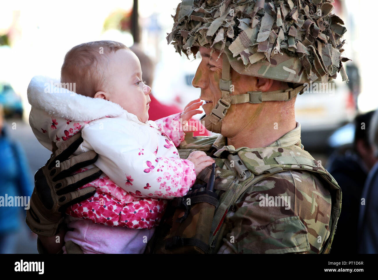 Lance Corporal Anthony Boyle, von Kilmarnock, vereint mit seiner 7 Monate alten Tochter Lucy, nach der Teilnahme an einem homecoming Parade durch Ayr, neben seiner Truppen aus der zweiten Bataillon, das königliche Regiment von Schottland, (2 SCHOTTEN). Stockfoto