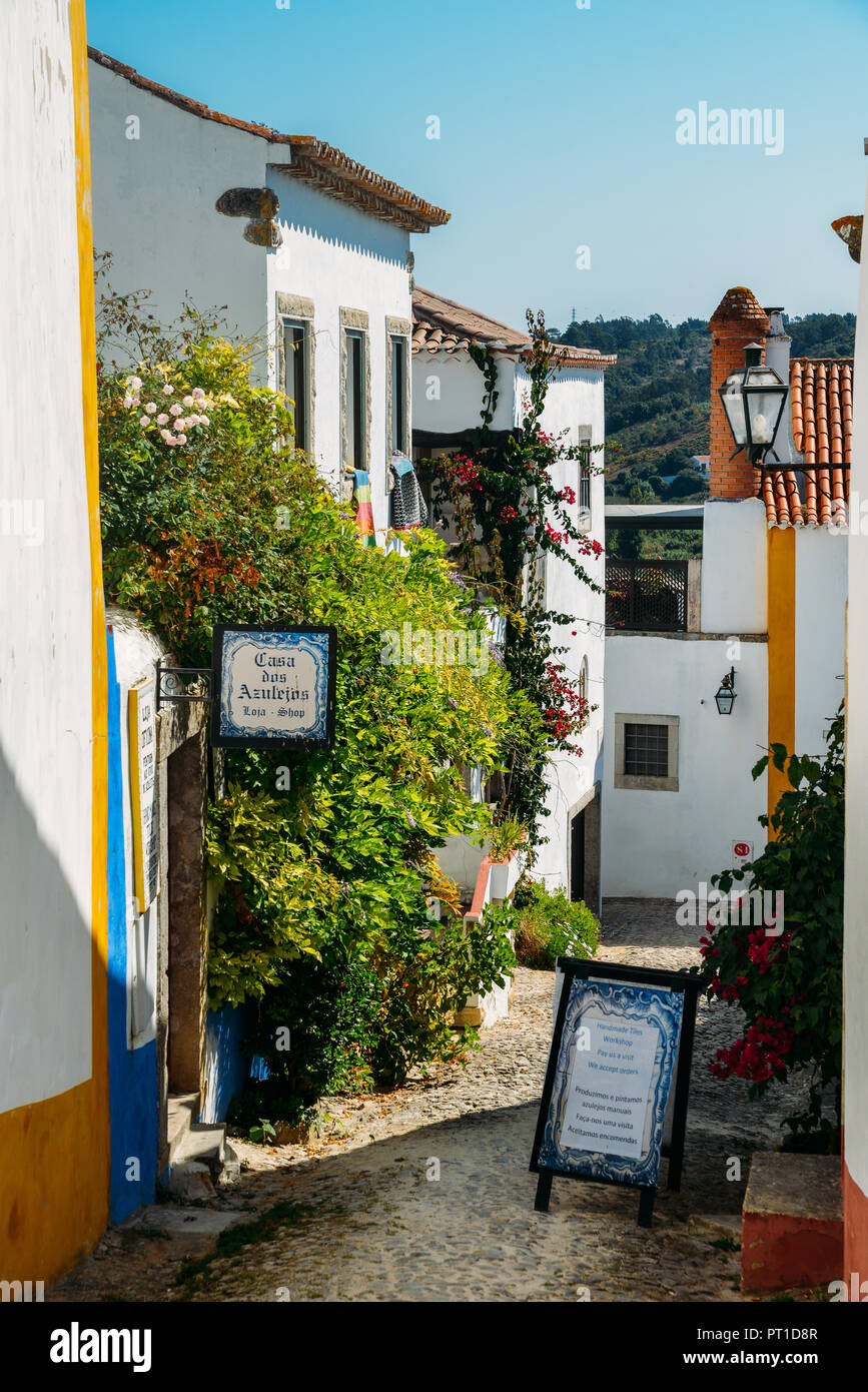 Obidos, Portugal - Sept 25, 2018: Geschäft mit traditionellen Azulejo Kacheln innerhalb der alten befestigten Dorf Obidos, Oeste Leiria District, Portug Stockfoto