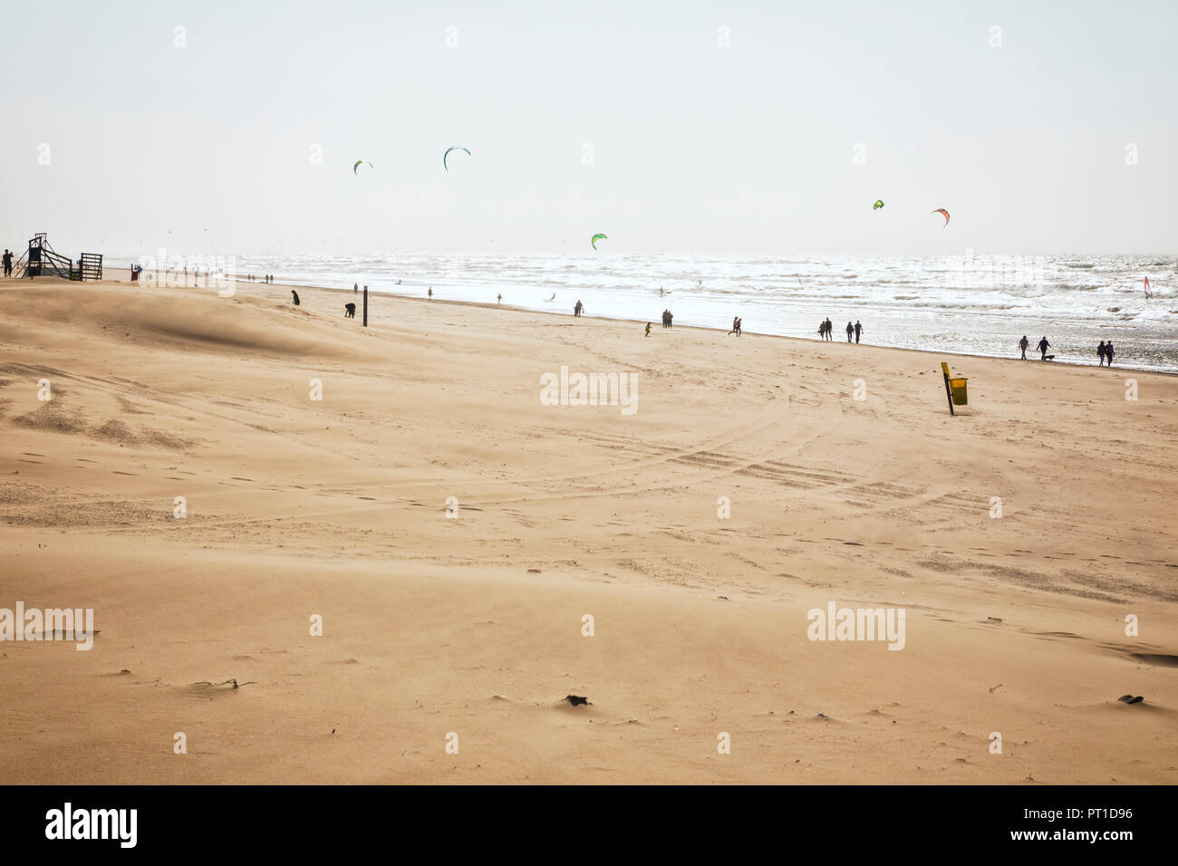 Menschen zu Fuß und Kitesurfen an der Nordsee Strand von Noordwijk aan Zee, Niederlande. Stockfoto