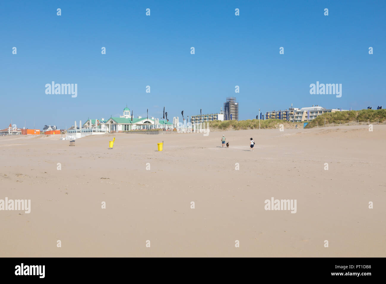 Strand von Noordwijk aan Zee, Niederlande, Beach Clubs in den Dünen und Hotels im Hintergrund Stockfoto