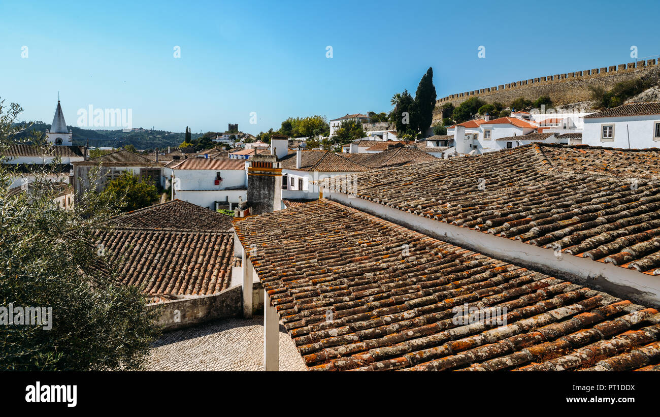 Hohe perspecetive Blick auf die Terrakotta Dächer innerhalb der befestigten Stadt Obidos, Oeste, Leiria District, Portugal, Europa Stockfoto