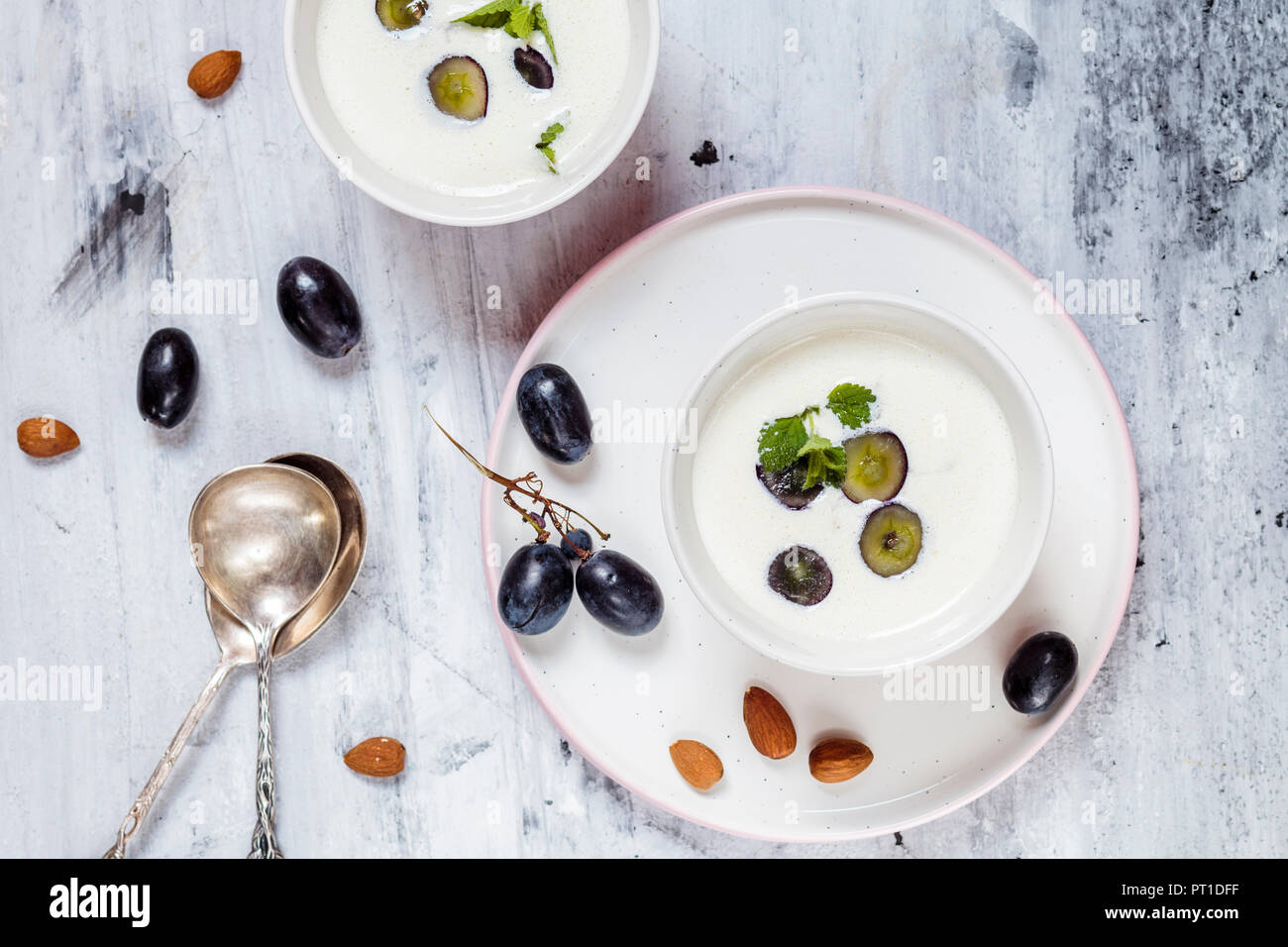 Ajo Blanco, weiße Gazpacho, kalte spanische Suppe, Mandeln und blaue Trauben, Ansicht von oben Stockfoto