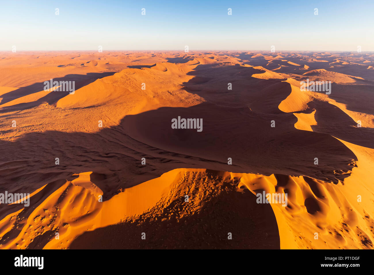 Afrika, Namibia, die Wüste Namib, Namib-Naukluft-Nationalpark, Luftaufnahme von Dünen der Wüste Stockfoto