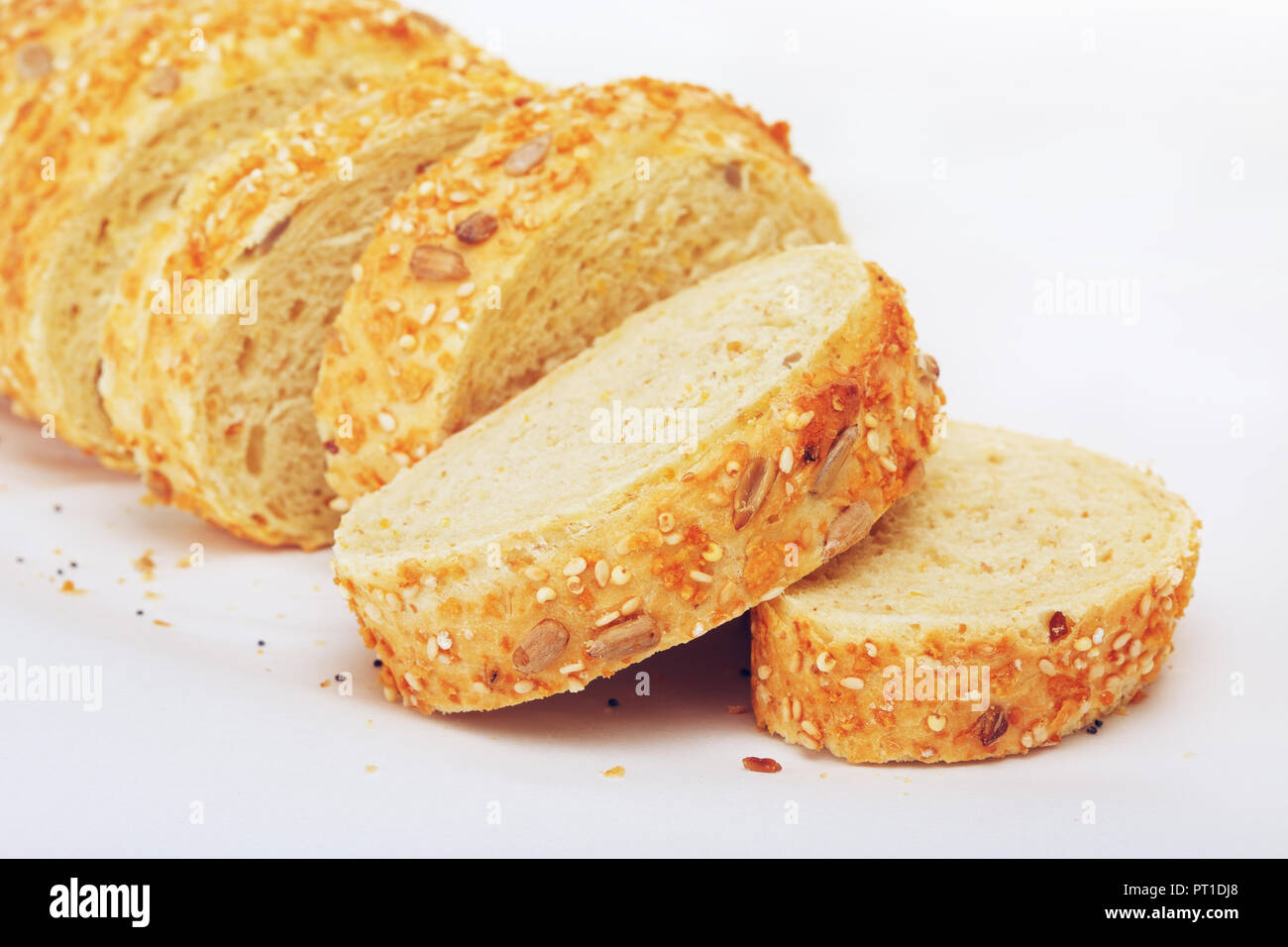 Mais-Brot mit Sesam und Sonnenblumenkernen geschnitten Stockfoto