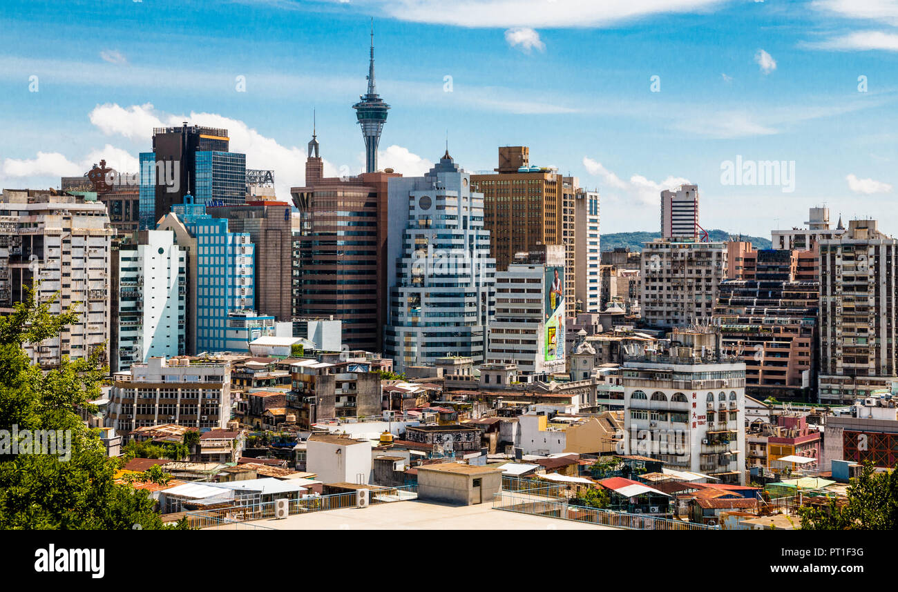 Das stadtbild von Macau im historischen Stadtzentrum. Modernes hohes Gebäude mit alten Niedrig - Immobilien steigen in den dicht besiedelten... Stockfoto