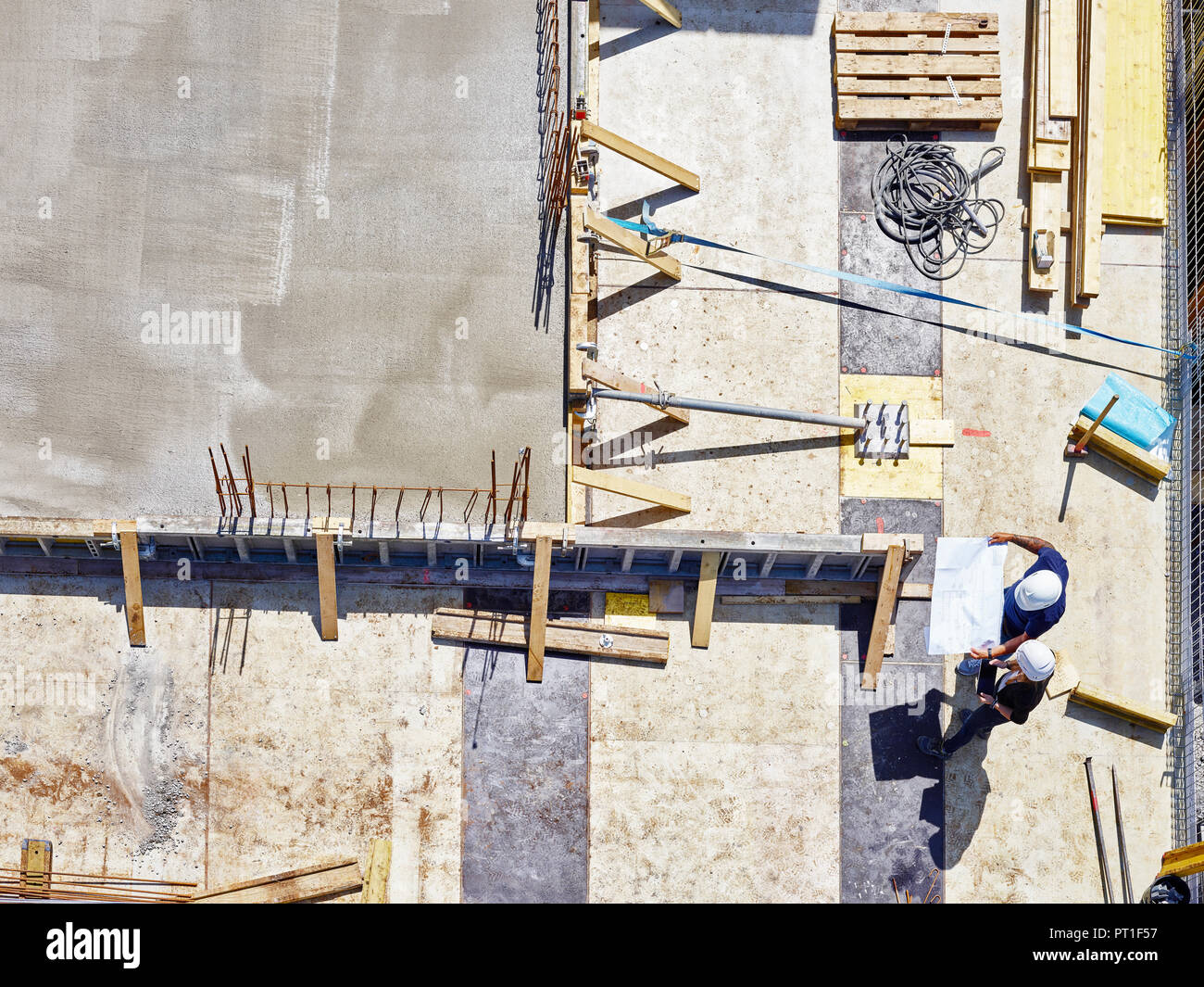 Arbeitnehmer und Architekt bei Blueprint auf der Baustelle Stockfoto
