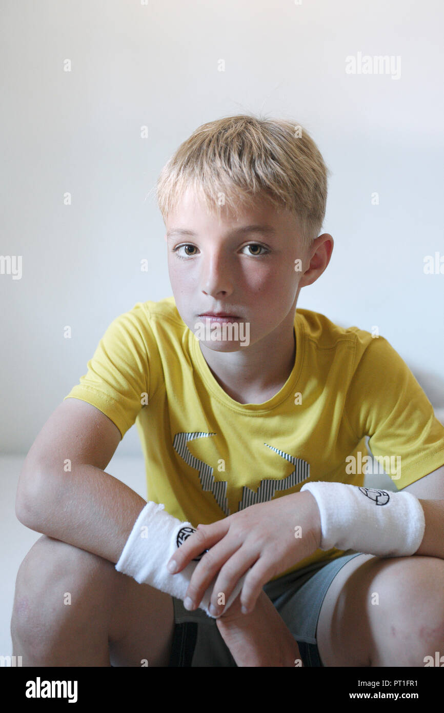 Porträt von Ernst blonde junge Band-Shirts tragen Stockfoto