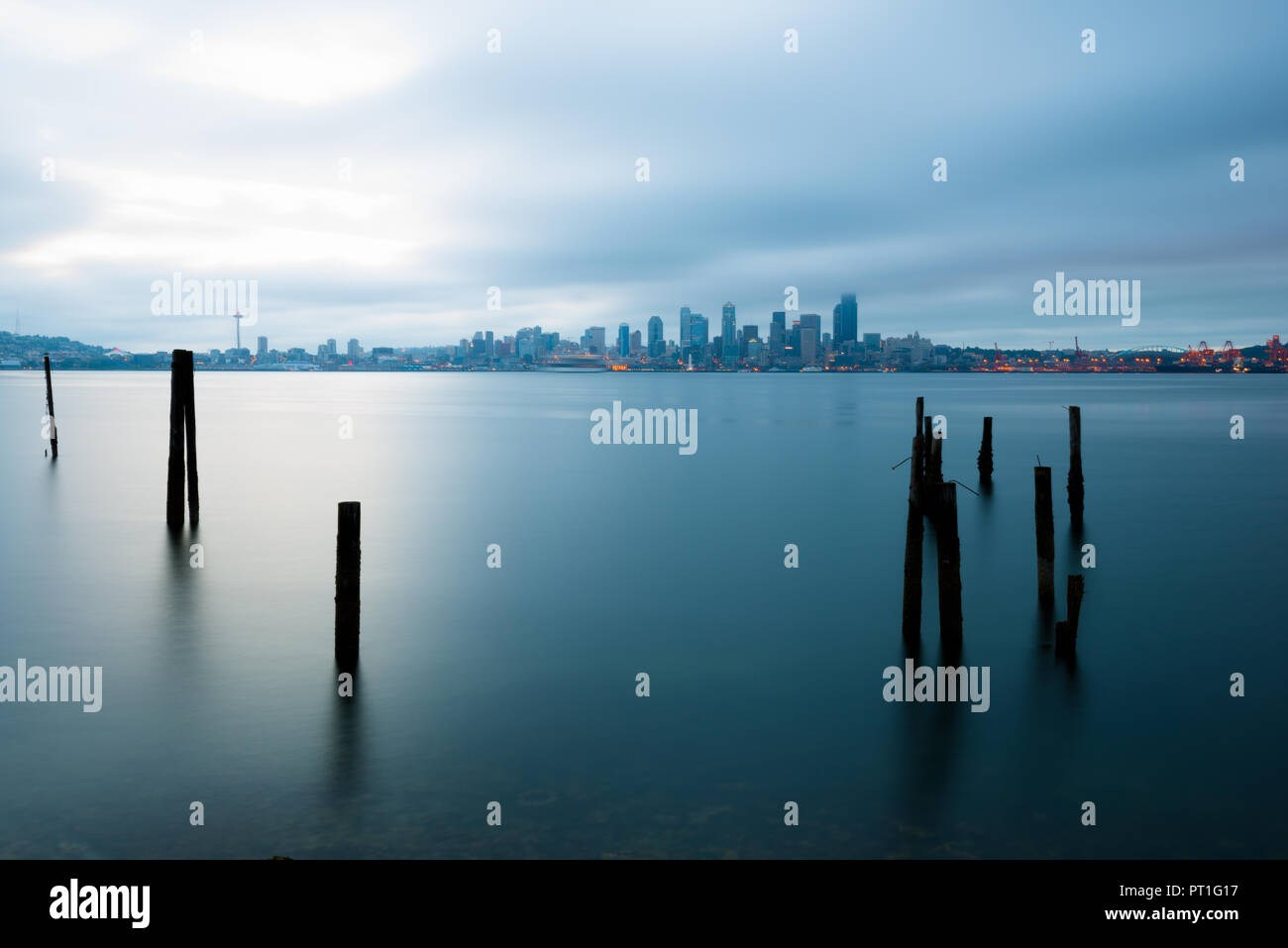 Puget Sound und die Skyline der Stadt Seattle, Washington State, USA Stockfoto