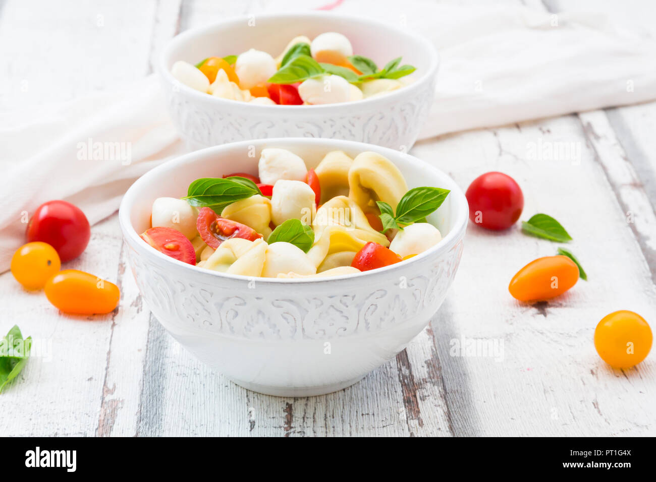 Tortellini Salat mit Tomaten, Mozzarella und Basilikum Stockfoto
