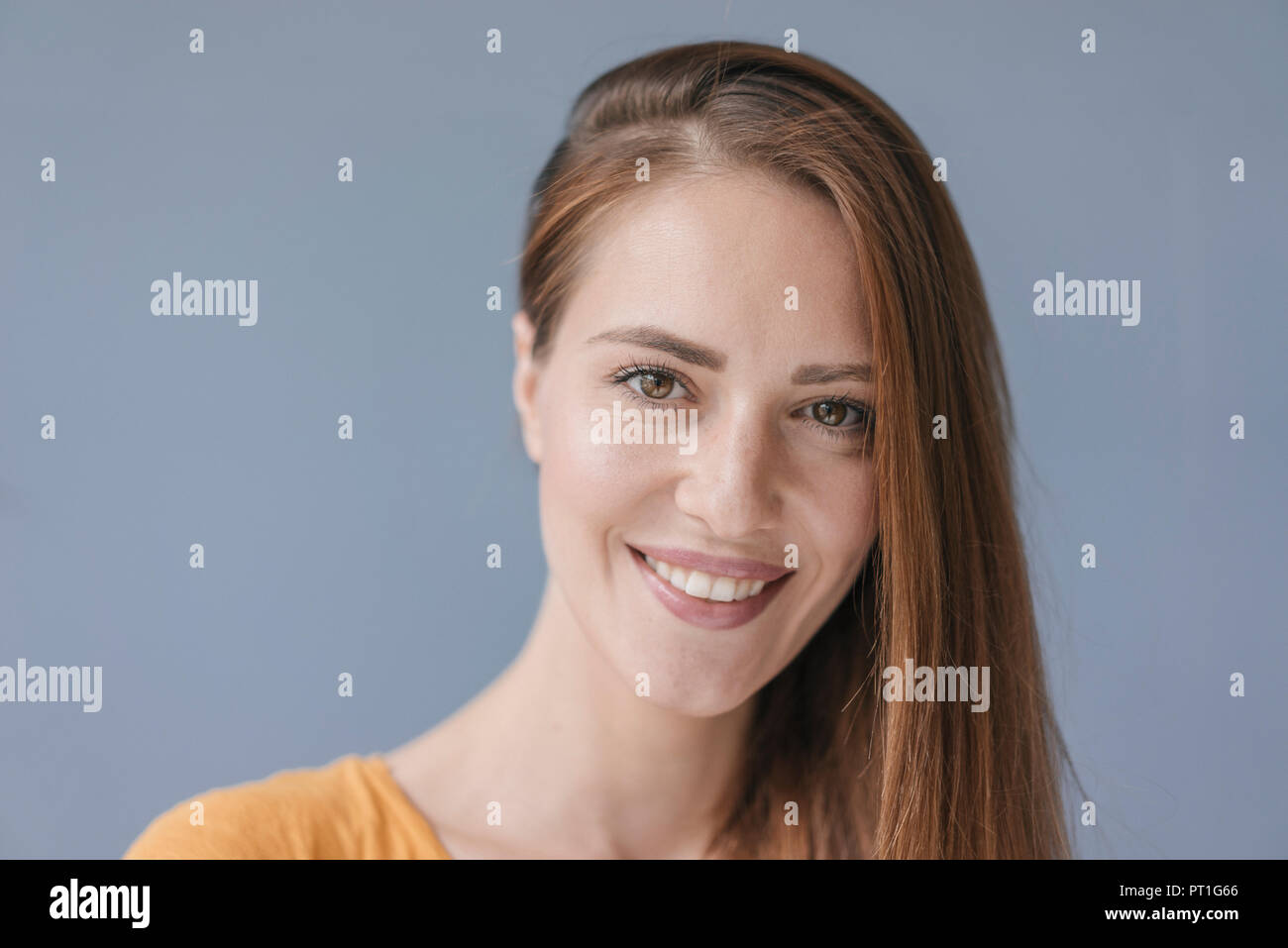Portrait einer hübschen Frau, lächelnd, bei Camera suchen Stockfoto