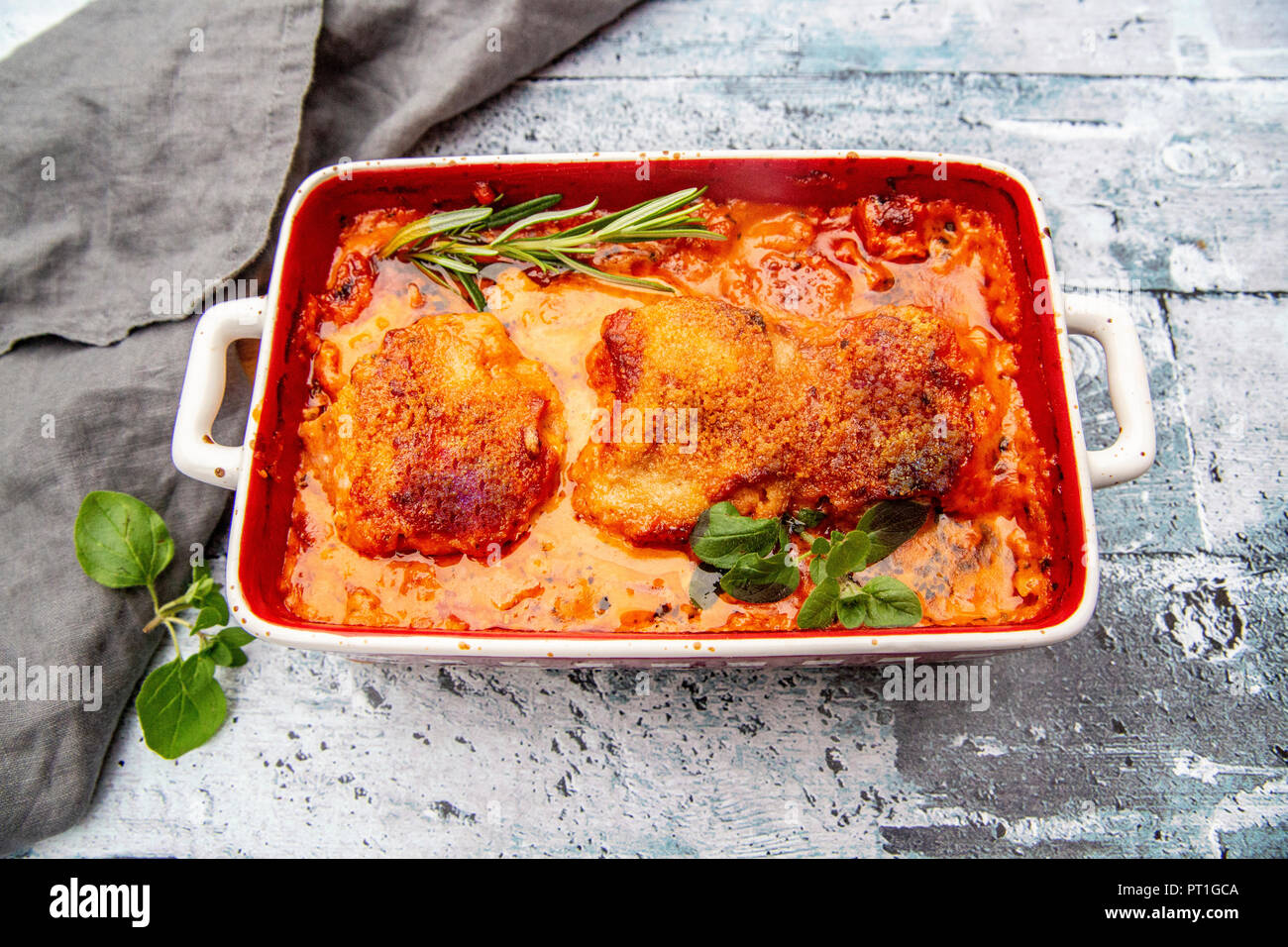 Toskanische Schweinefilet in auflaufform von oben Stockfoto