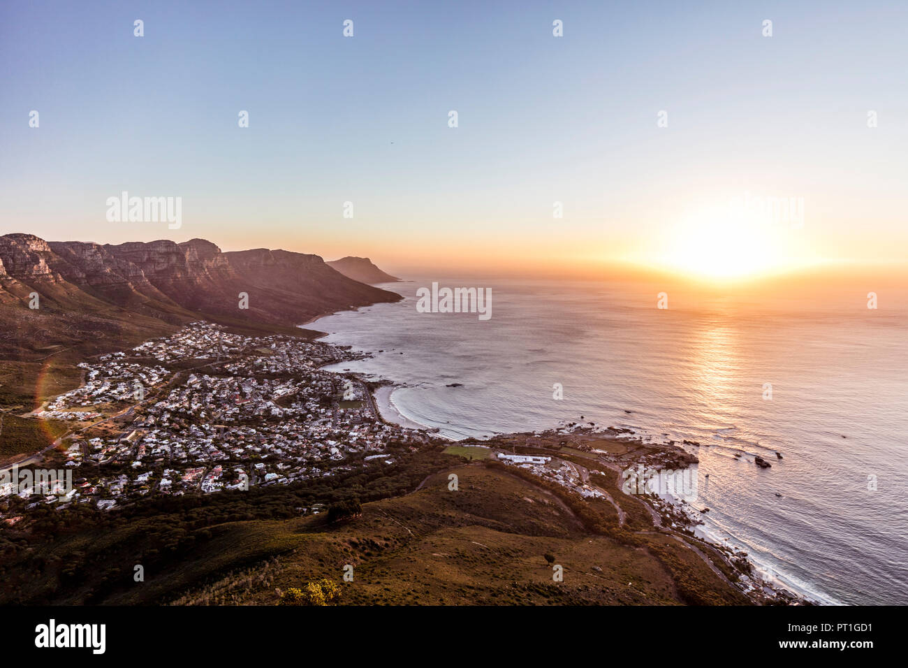 Südafrika, Kapstadt, Lions Head, Camps Bay, den Sonnenuntergang über dem Meer Stockfoto