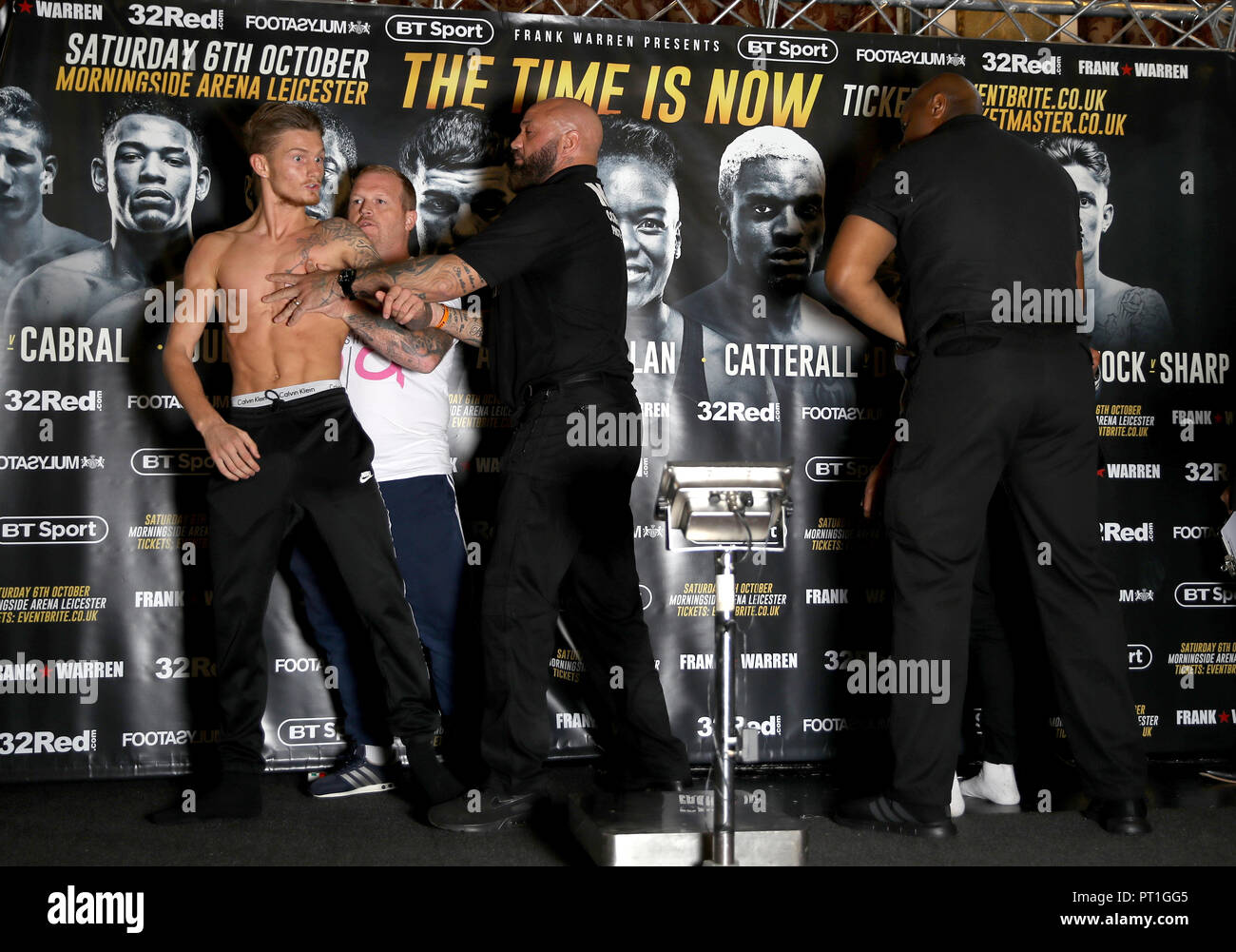 Archie Scharf ging weg von Lyon Woodstock nach Kopf an Kopf während der Weigh-in im Mercure Leicester das Grand Hotel. Stockfoto