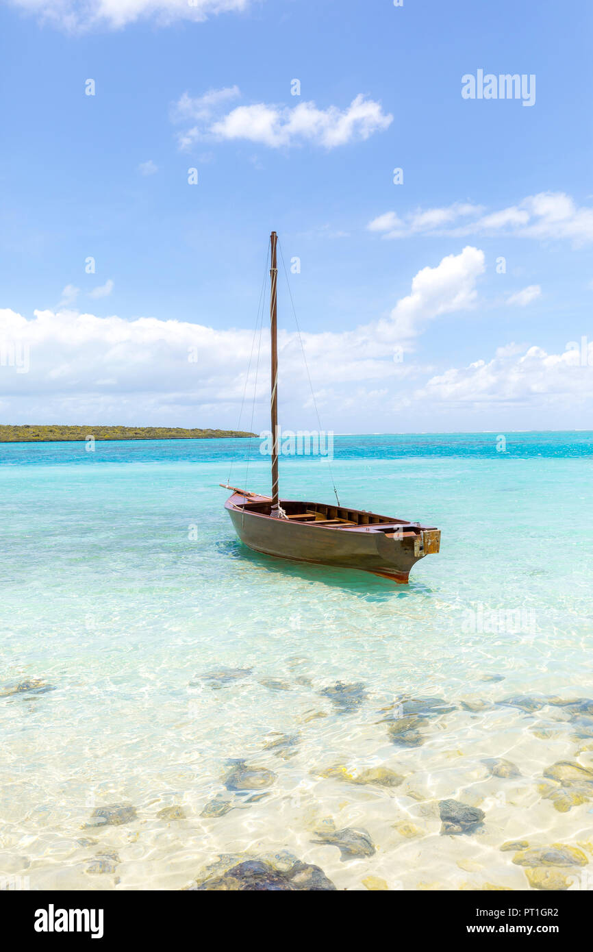Mauritius, Grand Port District, Pointe d'Esny, Segelboot in türkisfarbenem Wasser, blauer Himmel und Wolken Stockfoto